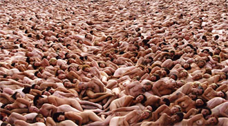 Spencer Tunick: Großflächige Aktinstallation mit Menschenmassen in der Stadtlandschaft